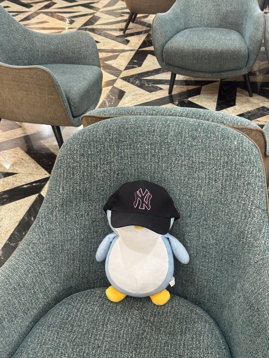 AuroraInWeb3's tweet image. he looks so mysterious 

i wonder what his face looks like under that hat 👀