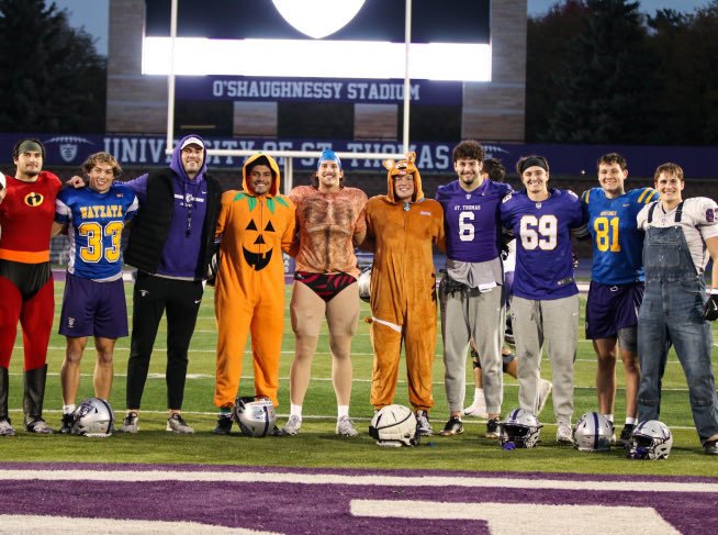 Coach_Caruso's tweet image. Nothing like #Halloween Practice 🎃⚪️⚫️

💟 #RitesOfAutumn • @UofStThomasMN 

🔥 #Passion26 • @UST_Football 😈