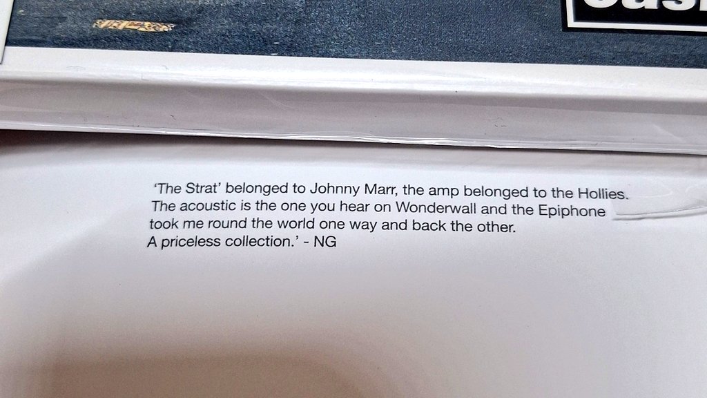 このノエルのギター、ジョニーマーが所有してたのか。
『(What’s the Story) Morning Glory?』のブックレットに書いてあって驚いた。
レスポールをもらってたのは知ってたけど、ストラトまでもらってたのかな？
やっぱりジョニーマーは先見の明がある。ブレイク前のFontaines D.C.にもギターあげてたし