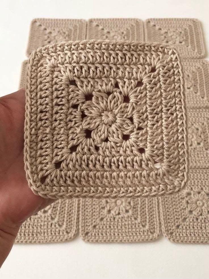 I Starting this crochet square in minutes, look at the result 😍
Patterns here cutt.ly/Hr5dTqOK