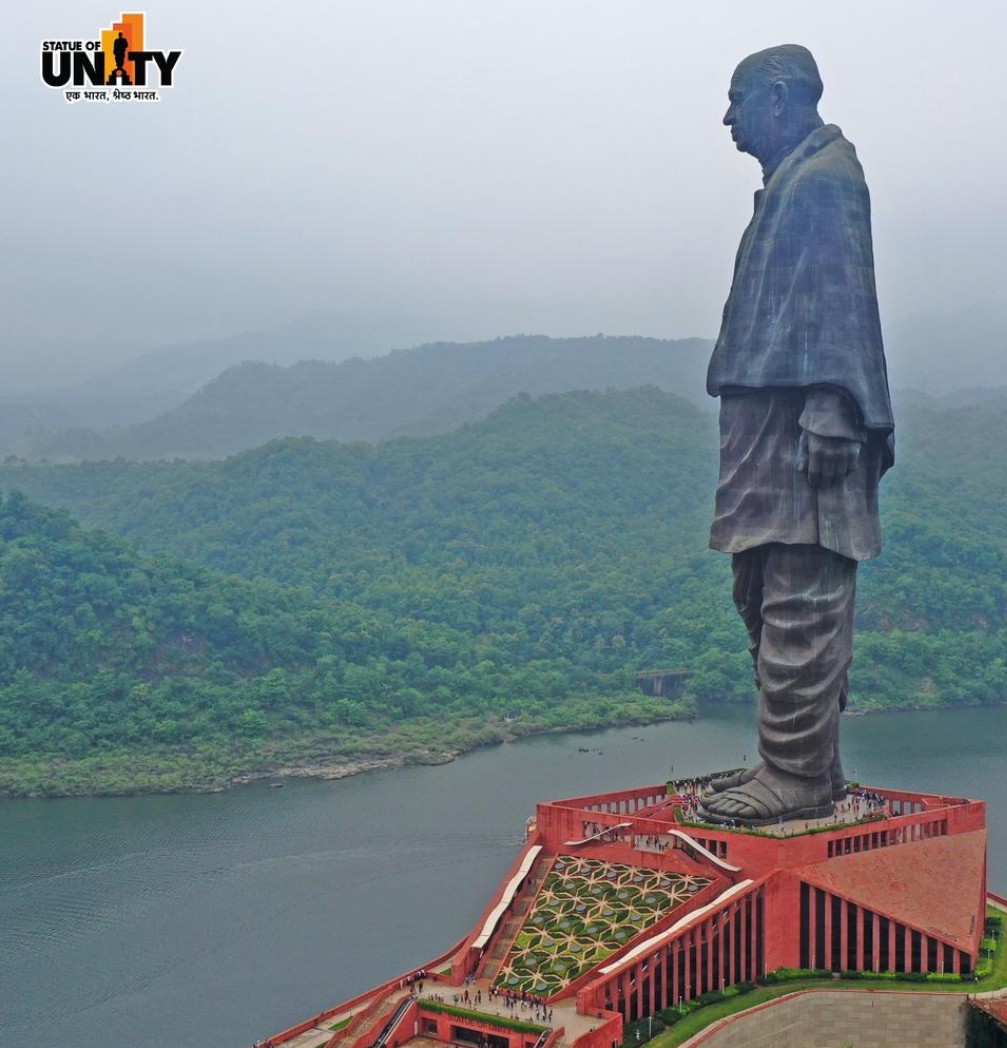 लौहपुरुष, राष्ट्रनिर्माता सरकार वल्लभभाई पटेलजी को उनकी 150वीं जयंती पर विनम्र श्रद्धांजलि 🙏 राष्ट्रीय एकता एवं अखंडता के उनके आदर्श हमें प्रेरित करते हैं कि हम एकजुट रहेंगे तभी हम एक आत्मनिर्भर और सशक्त राष्ट्र का निर्माण कर सकते हैं।
#NationalUnityDay 
#SardarVallabhbhaiPatel