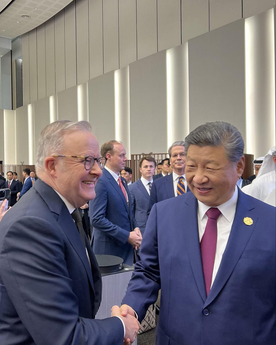 Good to meet informally with President Xi at the APEC Summit in South Korea today. 🇦🇺🇨🇳