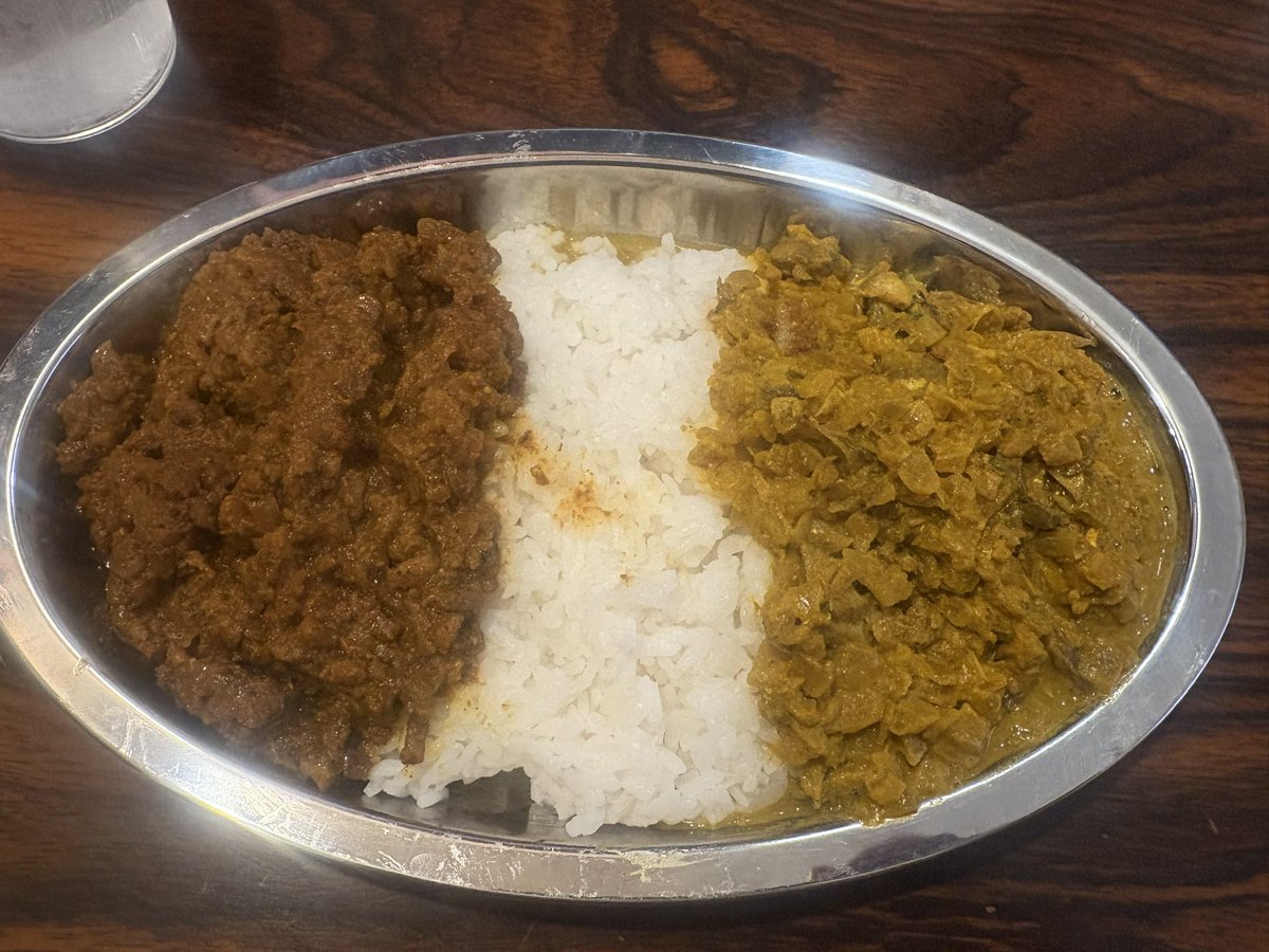 東村山のスパイスカレーリコードさん。
キーマとサバのあいもり。
ルーたっぷりです。
美味しく頂きました。
サバカレー、だんだん浸透してきてるね！