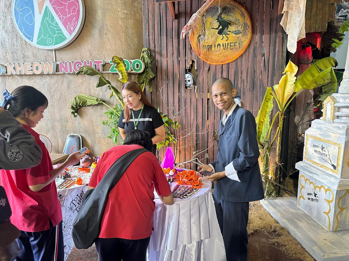 🎃 Zoo Halloween ! 👻
31 ตุลาคม – 2 พฤศจิกายนนี้ 🎉

มาร่วมสนุกกับกิจกรรม “Snap &amp; Share”
เพียงถ่ายภาพสุดหลอน (หรือสุดน่ารัก 😆) 
ภายในโซน Zoo Halloween
แล้วโพสต์ใต้โพสต์กิจกรรมบนเพจ
พร้อมติดแฮชแท็ก
📸 #KhaoKheowHalloween68
🦇 #สวนสัตว์เปิดเขาเขียว

รับฟรี! 🎁