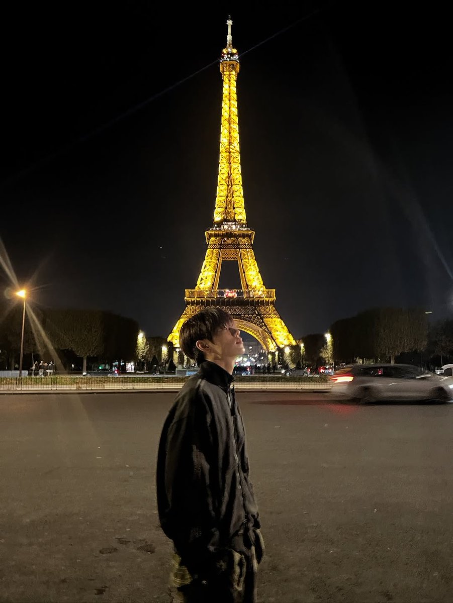 jeonqhyeons's tweet photo. jeonghyeon in paris the city of love i feel sick https://t.co/6JRKzuT0Kx