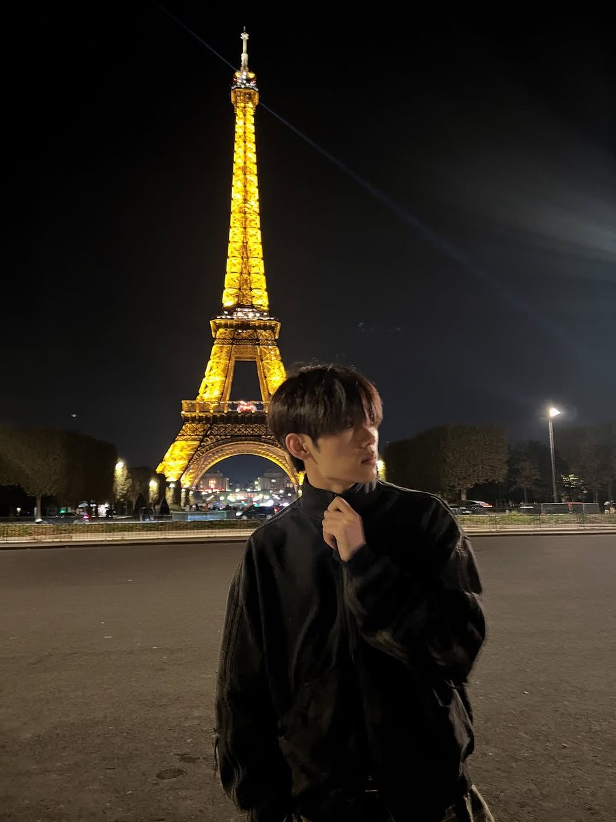 jeonqhyeons's tweet photo. jeonghyeon in paris the city of love i feel sick https://t.co/6JRKzuT0Kx