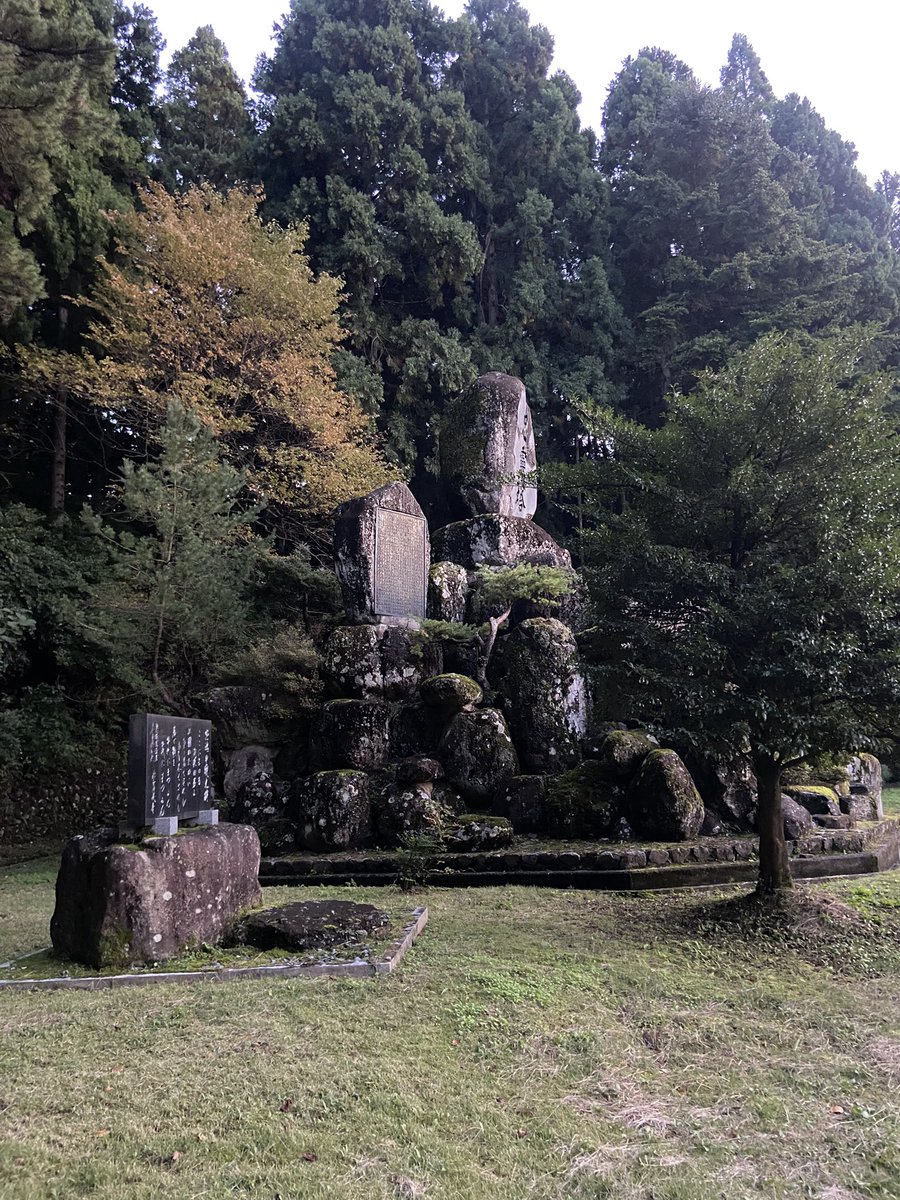 setouchipro's tweet image. 石川県からの富山へ

ヒルコ妖怪ハンターのロケ地巡礼
月島チャリ🚲のあの坂道

忠霊塔のそばにヒルコの粘液みたいな物質が🫢
なにこれ？
スターゼリー⁉️