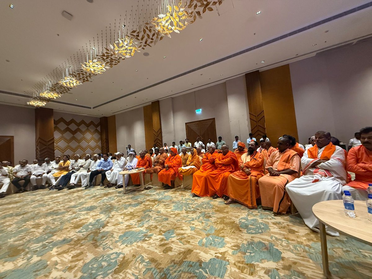 ಸಮತಾವಾದಿ (Communist).☭ (@communist1122) on Twitter photo ಹರಕುಬಾಯಿ ಕಾಡಸಿದ್ದೇಶ್ವರ ಸ್ವಾಮೀಜಿಗೆ ಬೆಂಬಲ ಸೂಚಿಸಿದ ಎಲ್ಲಾ ನಾಯಕರು ಠುಸ್ ಪಟಾಕಿಗಳೇ.
ರಸ್ತೆಯಲ್ಲಿ ಬೀದಿನಾಯಿಗಳಂತೆ ಬೊಗಳುವ ಉಚ್ಛಾಟಿತ,ಚುನಾವಣೆಯಲ್ಲಿ ಸೋತಿರುವ & ಟಿಕೆಟ್ ವಂಚಿತ ನಾಯಕರುಗಳು.
ದೇವರು ಧರ್ಮದ ಹೆಸರಿನಲ್ಲಿ ಮುಗ್ಧ ಲಿಂಗಾಯತರನ್ನು ವಂಚಿಸಬಹುದು ಅದ್ರೆ ಪ್ರಜ್ಞಾವಂತ ವಿಚಾರವಂತ ಲಿಂಗಾಯತರನ್ನು ವಂಚಿಸಲು ಸಾಧ್ಯವಿಲ್ಲ. ಹರಕುಬಾಯಿ ಕಾಡಸಿದ್ದೇಶ್ವರ ಸ್ವಾಮೀಜಿಗೆ ಬೆಂಬಲ ಸೂಚಿಸಿದ ಎಲ್ಲಾ ನಾಯಕರು ಠುಸ್ ಪಟಾಕಿಗಳೇ.
ರಸ್ತೆಯಲ್ಲಿ ಬೀದಿನಾಯಿಗಳಂತೆ ಬೊಗಳುವ ಉಚ್ಛಾಟಿತ,ಚುನಾವಣೆಯಲ್ಲಿ ಸೋತಿರುವ & ಟಿಕೆಟ್ ವಂಚಿತ ನಾಯಕರುಗಳು.
ದೇವರು ಧರ್ಮದ ಹೆಸರಿನಲ್ಲಿ ಮುಗ್ಧ ಲಿಂಗಾಯತರನ್ನು ವಂಚಿಸಬಹುದು ಅದ್ರೆ ಪ್ರಜ್ಞಾವಂತ ವಿಚಾರವಂತ ಲಿಂಗಾಯತರನ್ನು ವಂಚಿಸಲು ಸಾಧ್ಯವಿಲ್ಲ.