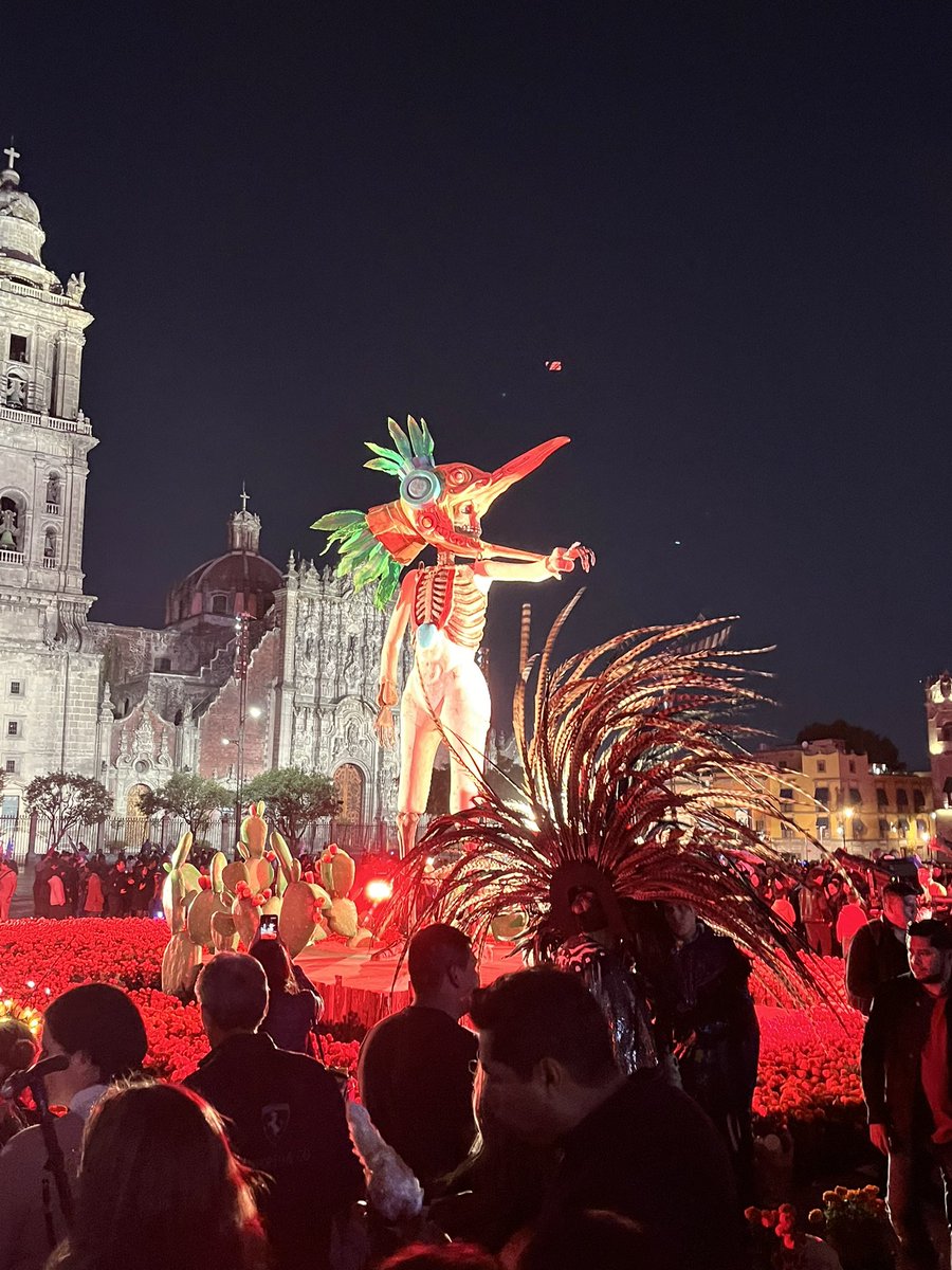 VictorNievesG's tweet photo. #MegaOfrenda en el zócalo de la #CDMX. #DiaDeMuertos https://t.co/KA6KTuie7G