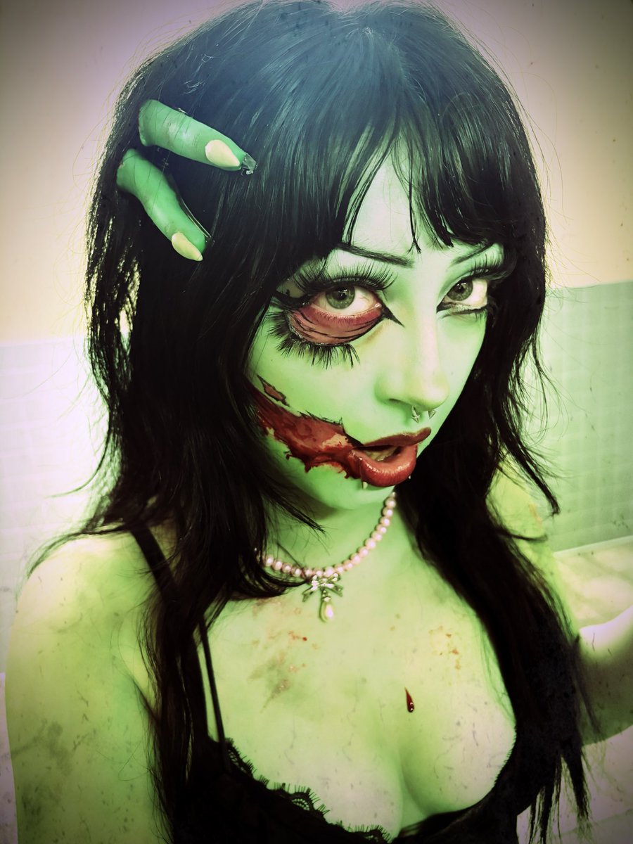 rotting inside 🧟‍♀️