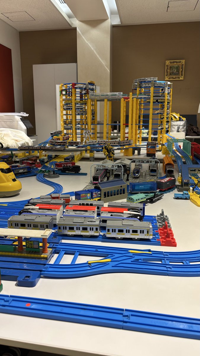 ithb_railway's tweet photo. 学園祭1日目！
美味しいタコ焼きとプラレールでおもてなしいたします★
明日もやってるよ🐙🚃 https://t.co/HKNBIxl5dK