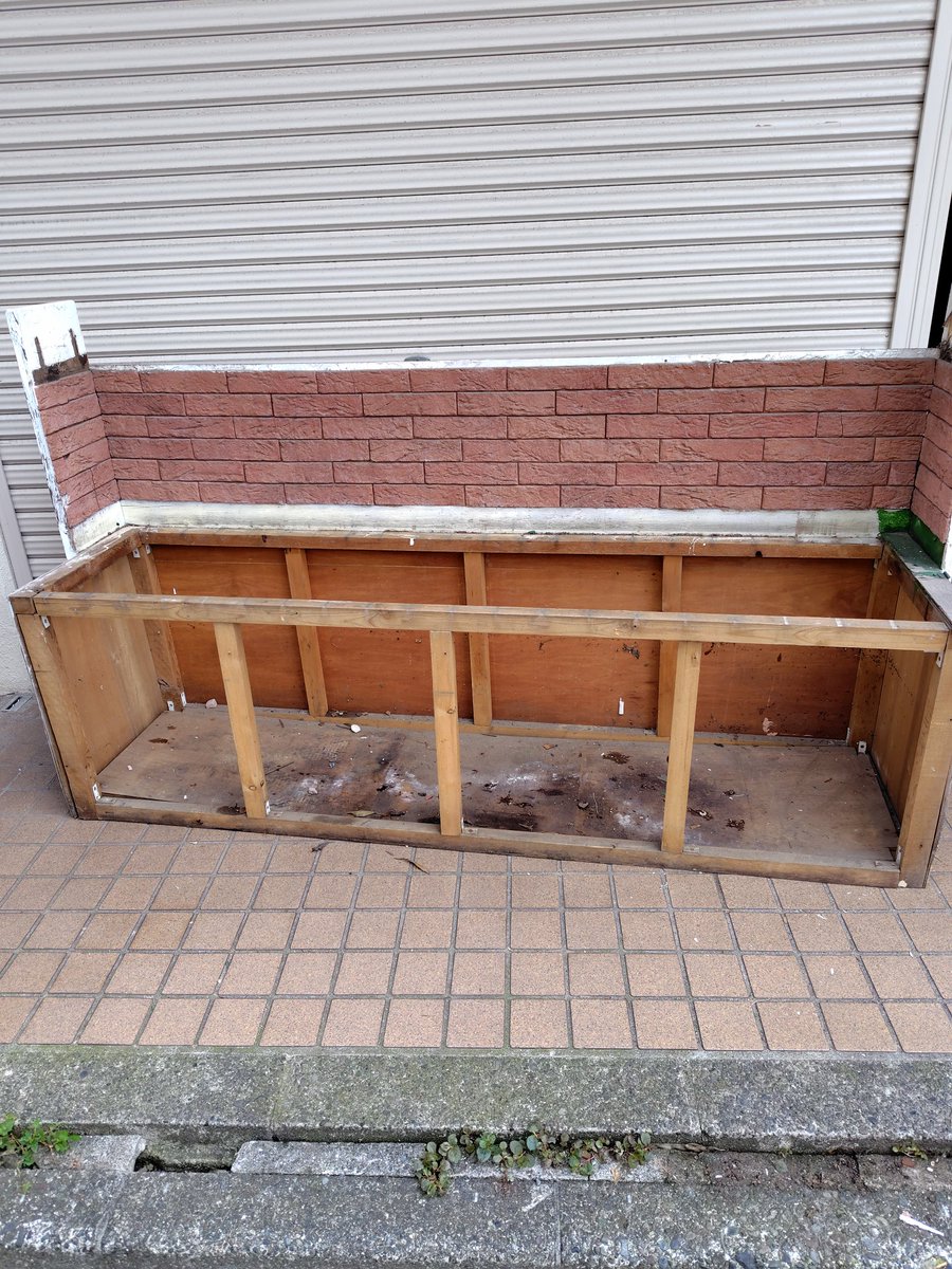derekbar's tweet photo. 店頭にあったベンチの脚とその中にあったカウンターの端でテーブルを作りました。やっぱり使ってなんぼや！ https://t.co/DISodvgZvE