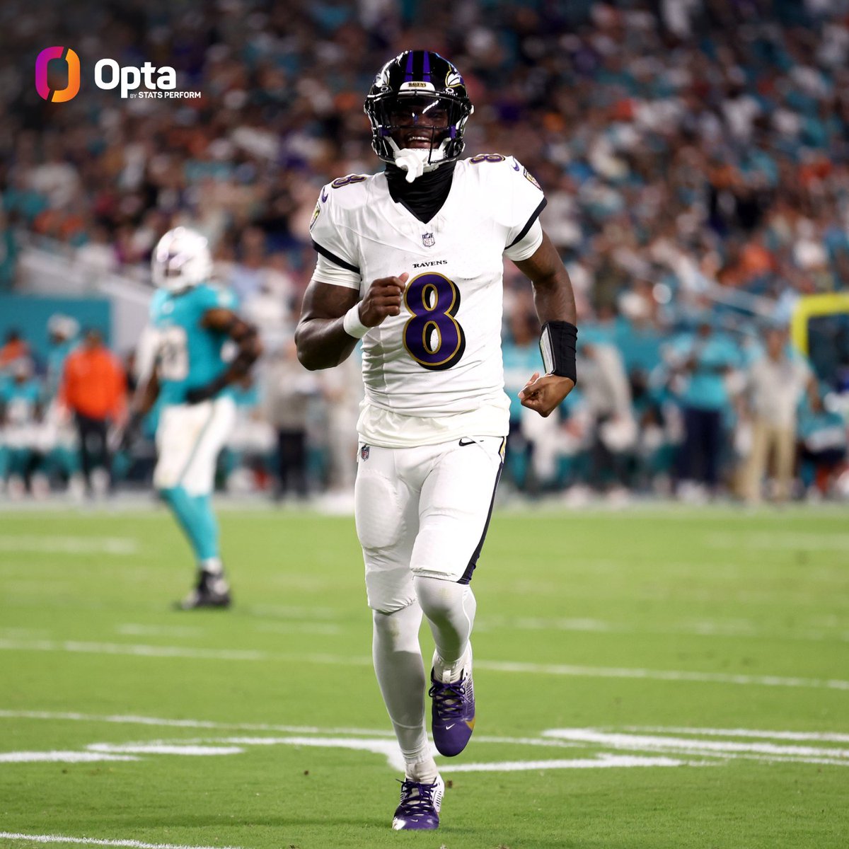 OptaSTATS's tweet photo. Lamar Jackson of the @Ravens has a 136.7 passer rating in his 5 games this season.

That's the highest mark by any QB over his first 5 games of a season in NFL history (min. 100 attempts). https://t.co/CryhUJRKci