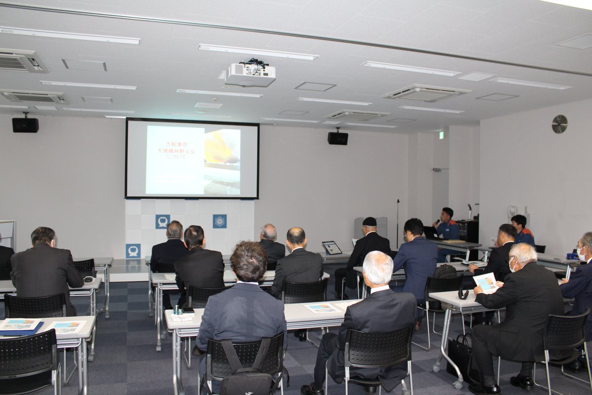 SAFD1970's tweet image. 【議員行政視察研修を実施しました】当組合の議員による行政視察研修を一泊二日で実施しました。初日は #大船渡地区消防組合消防本部 へ！令和７年２月に発災した大船渡市山林火災による対応等についてお話を伺ってきました。　#視察　#岩手県　#大船渡市　#消防　#消防車　#塩釜　#宮城県