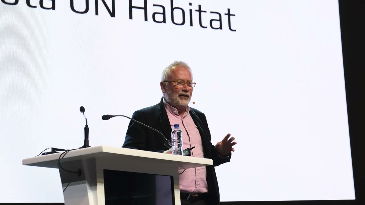 habitatbogota's tweet image. Bogotá reflexiona sobre la revitalización y la gobernanza urbana con el urbanista británico #PeterBishop un referente internacional en planificación urbana quien compartió las claves para construir ciudades más resilientes, inclusivas y adaptables.

Info⬇️ habitatbogota.gov.co/prensa/noticia…