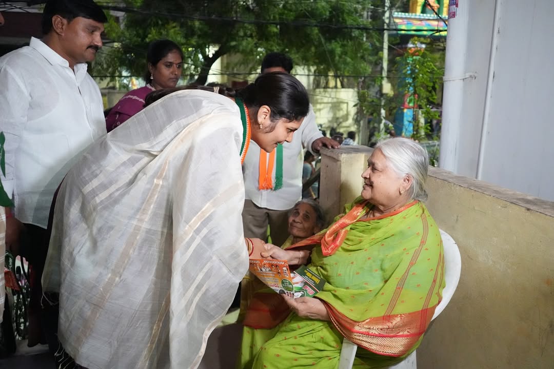 QuadeersultanM's tweet image. Smt. Varsha Yadav, wife of Congress MLA candidate Naveen Yadav, led a vibrant door-to-door campaign in Vengalrao Nagar, urging people to vote for the ✋ and bring true development to Jubilee Hills! 💪
#NaveenYadav #VoteForNaveenYadav #VoteForCongress #JubileeHillsWithCongress