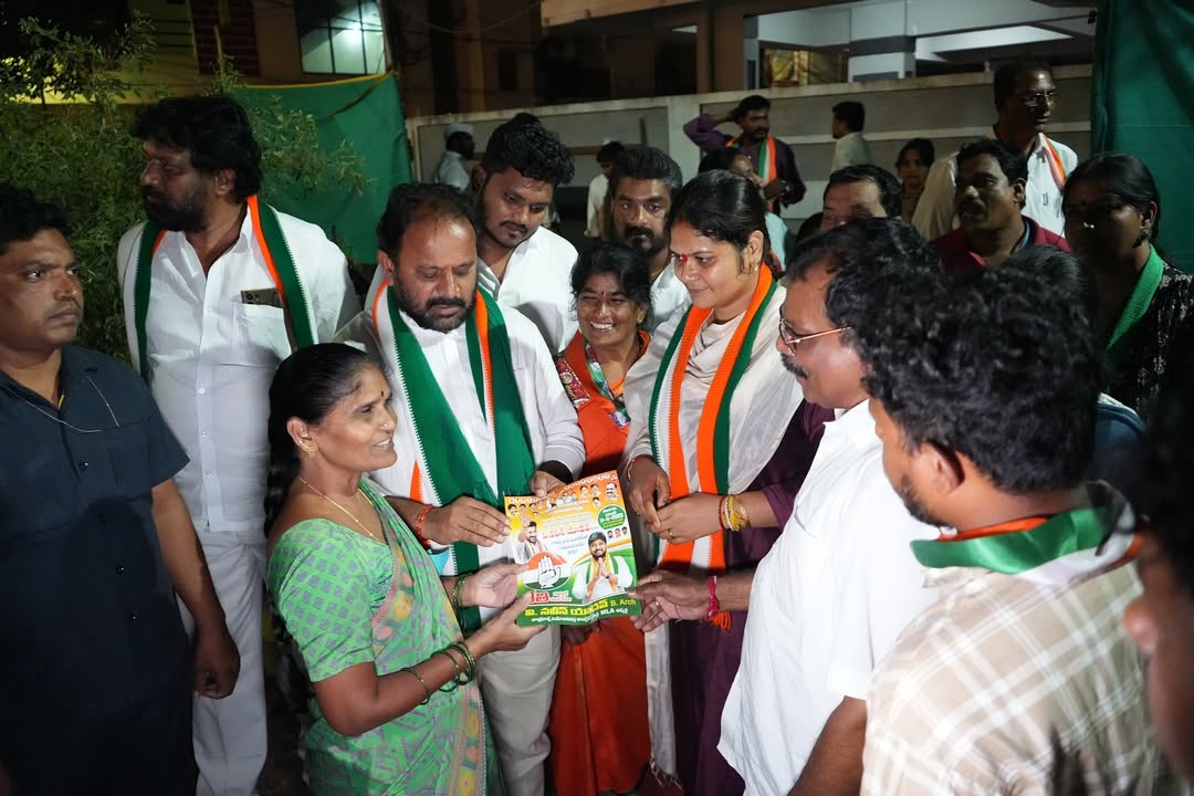 QuadeersultanM's tweet image. Smt. Varsha Yadav, wife of Congress MLA candidate Naveen Yadav, led a vibrant door-to-door campaign in Vengalrao Nagar, urging people to vote for the ✋ and bring true development to Jubilee Hills! 💪
#NaveenYadav #VoteForNaveenYadav #VoteForCongress #JubileeHillsWithCongress