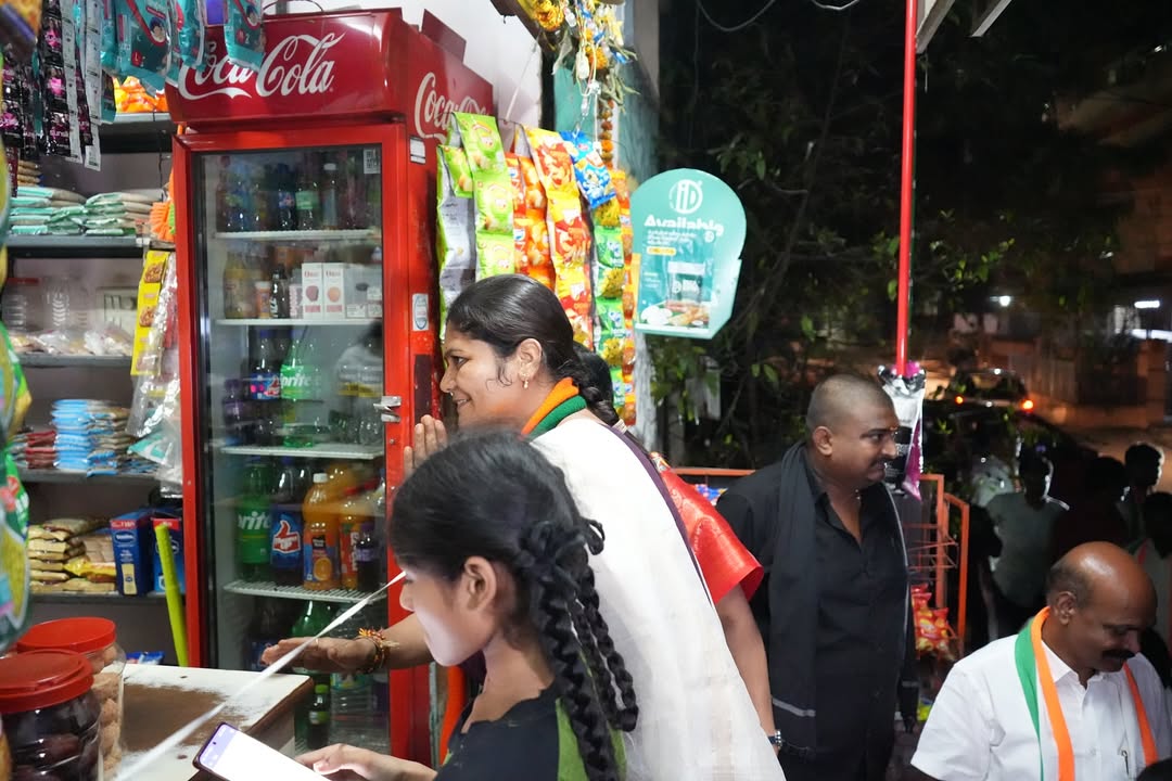 QuadeersultanM's tweet image. Smt. Varsha Yadav, wife of Congress MLA candidate Naveen Yadav, led a vibrant door-to-door campaign in Vengalrao Nagar, urging people to vote for the ✋ and bring true development to Jubilee Hills! 💪
#NaveenYadav #VoteForNaveenYadav #VoteForCongress #JubileeHillsWithCongress