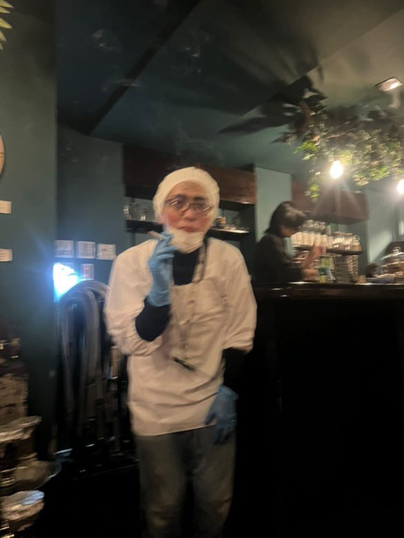 LeoRoarShisha's tweet photo. 今年の仮装は、パートのおばあちゃん「愚呂穴留　尻子(87)」でした。
炭替えのパートタイマーを67年やっています。 https://t.co/mqLjTbapdH