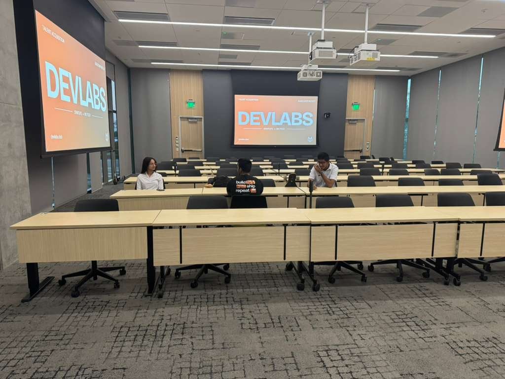 geeky_dan's tweet image. we hosted a debate on startups vs big tech. 

the whole conversation got me thinking i should double down on what im doing right now with @Devlabs_club 

people value community builder. not everyone gets a chance to build arizona biggest builder community, why leave it when you…