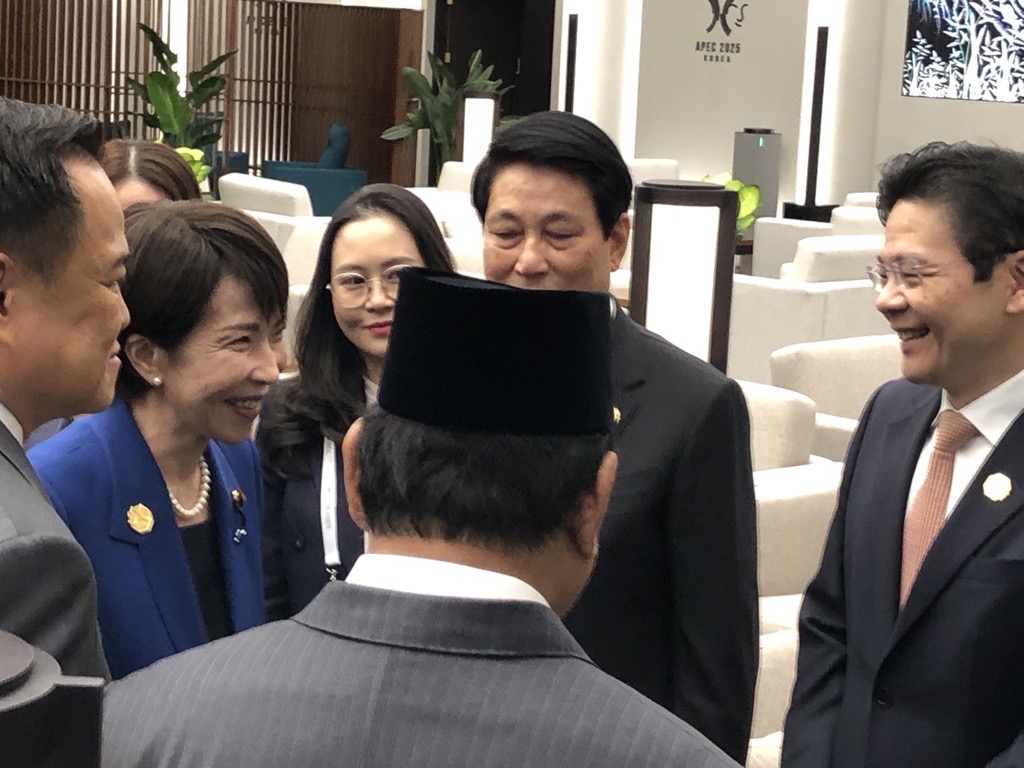 APEC首脳会議前に、控室でインドネシアのプラボウォ・スビアント大統領