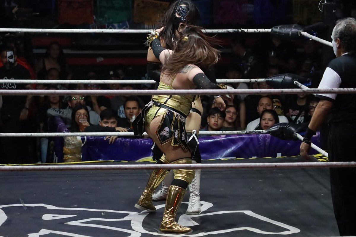 LaTijeraLucha's tweet photo. #LadyMaravilla es la nueva campeona femenil #IWRG después de un gran suplex combinado con puente olímpico sobre #Sagittarius,pero un conteo extraño del referee #ReyesRosas mientras #Keyra estaba fuera de combate.
Al final,la “tóxica” exige un duelo directo con su ex ConMadre... https://t.co/pymBidJfvc