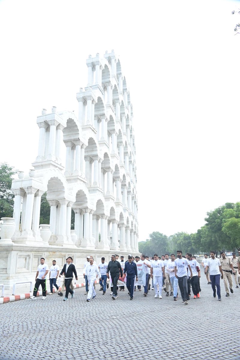 rahulprakashIPS's tweet image. लौहपुरुष सरदार वल्लभ भाई पटेल के जन्मदिवस के दिन आदरणीय DGP sir, CP sir और सभी पुलिस अधिकारियों एवं नागरिकों के साथ “रन फॉर यूनिटी” का अविस्मरणीय पल 😊