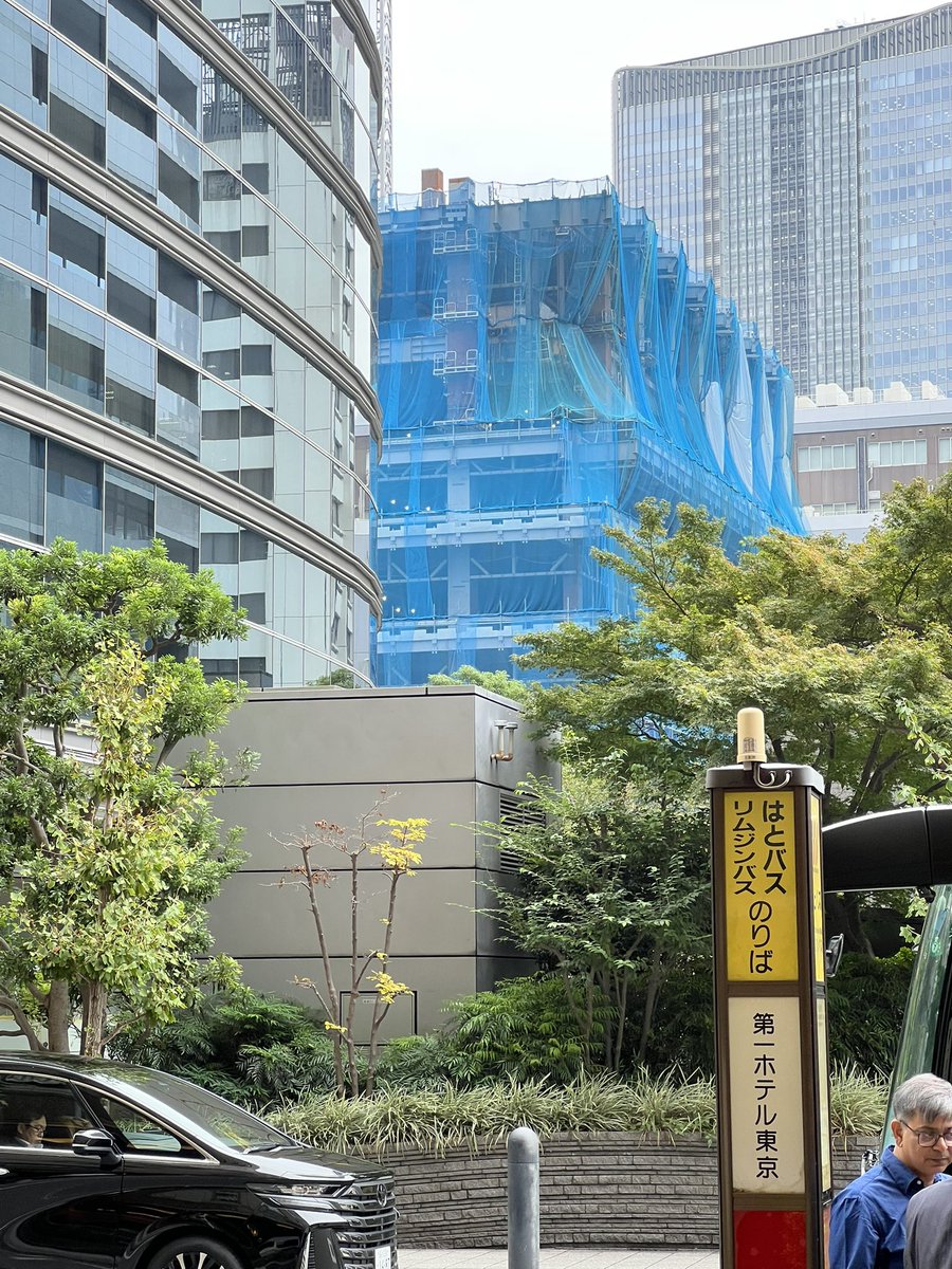 volklub's tweet image. Construction site is surrounded by some kind of protective safety mesh. Hence no dust. Clean city aesthetics too.
Every problem has a solution if one is willing to solve. 
City - Tokyo, Japan