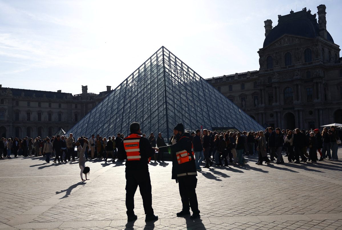 ChinaDaily's tweet image. Five additional suspects, including a prime suspect, have been arrested over this month's Louvre jewelry heist, but the stolen jewels — valued at about 88 million euros ($102 million) — remain missing, French authorities say. #LouvreMuseum bit.ly/439bKXn