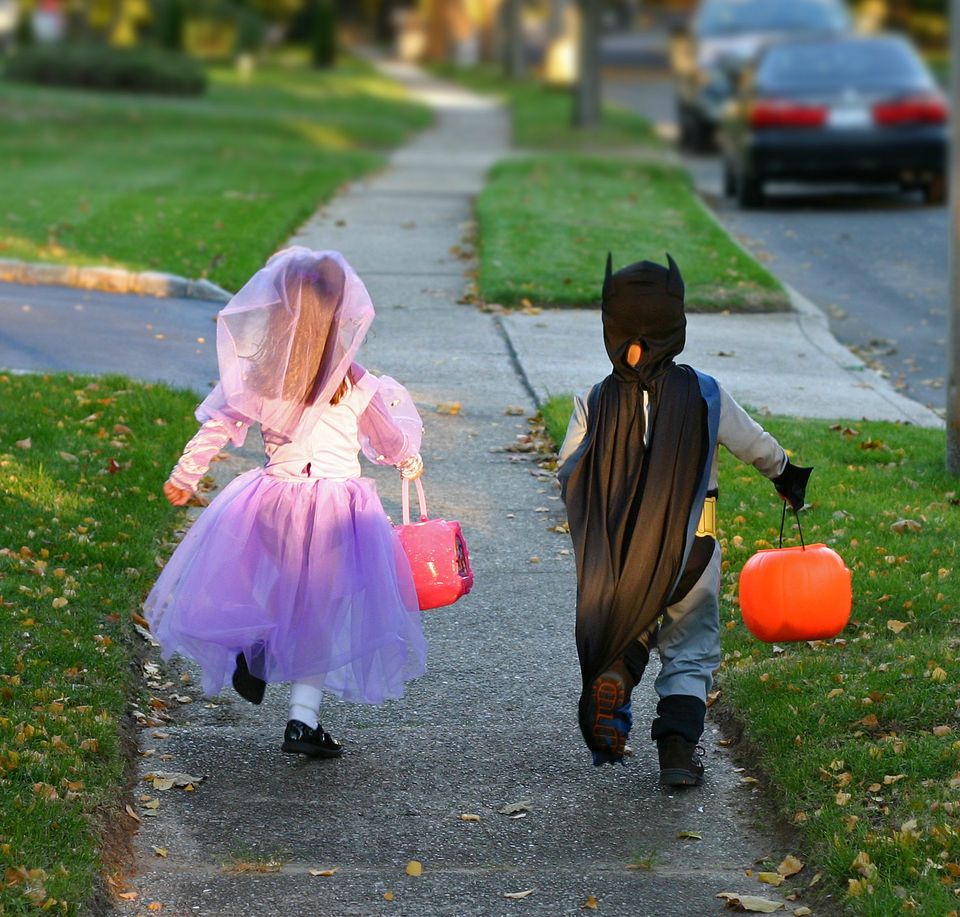 MnDPS_OTS's tweet photo. Costumes can make it hard to see and darkness adds to the risk. Drivers: Slow down, stay alert and make sure you’re watching in case one of them dashes across the street. Because the best treat of all is making it home safe. https://t.co/2P6NlZ17Jv