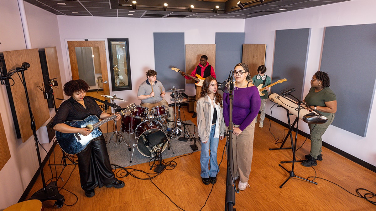 🎼 Hofstra University’s undergraduate offerings in Music Business have been honored as among the best in the country by Billboard magazine for the seventh time since 2016.

🦁 Read more about the program here: news.hofstra.edu/2025/10/27/hof…