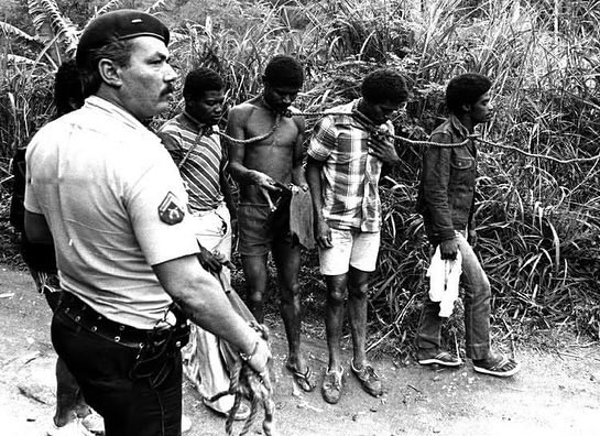 Jonas Di Andrade (@jonasdiandrade) on Twitter photo Em 1983, o fotojornalista Luiz Morier retornava de uma pauta rumo a redação do Jornal do Brasil pela estrada Grajaú-Jacarepaguá no Rio de Janeiro quando se deparou com uma blitz da PM em uma favela. Imediatamente desceu do carro da reportagem e começou a fotografar.
De repente Em 1983, o fotojornalista Luiz Morier retornava de uma pauta rumo a redação do Jornal do Brasil pela estrada Grajaú-Jacarepaguá no Rio de Janeiro quando se deparou com uma blitz da PM em uma favela. Imediatamente desceu do carro da reportagem e começou a fotografar.
De repente