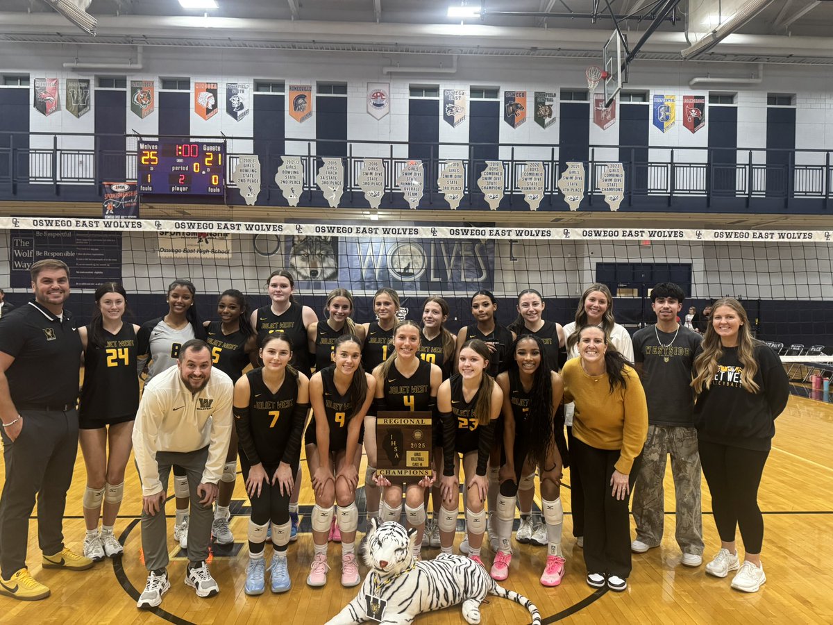 JolietWestAD's tweet image. Tigers girls volleyball win the IHSA regional championship! Tigers play at home in the iHSA sectional on Tuesday at 6pm! Come out and support our girls! #tigerpride