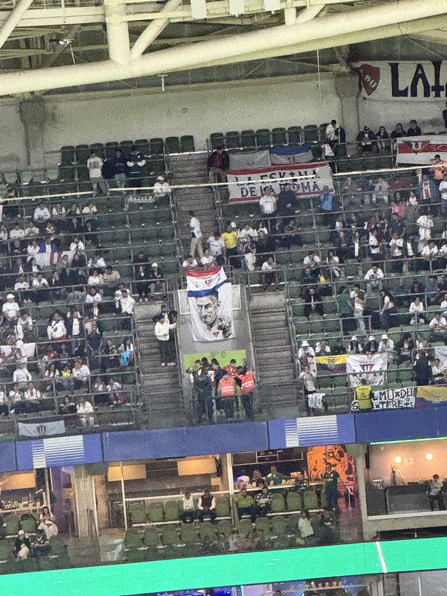 La imagen del Patón Bauza inmortalizada por la hinchada de <a href="/LDU_Oficial/">LDU Oficial</a> en el Allianz Parque, a minutos de que comience la semifinal de la #Libertadores ante Palmeiras.
