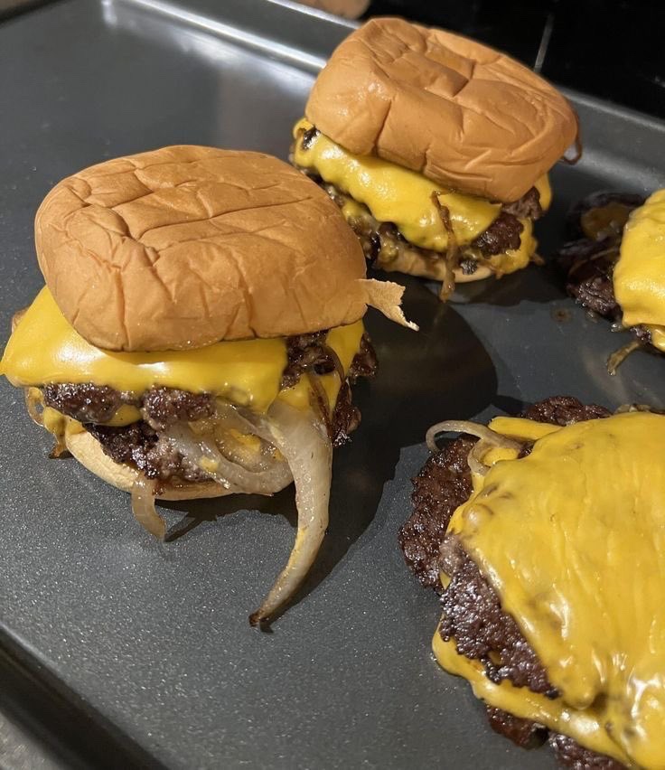 Do onions belong on a burger? 🧅