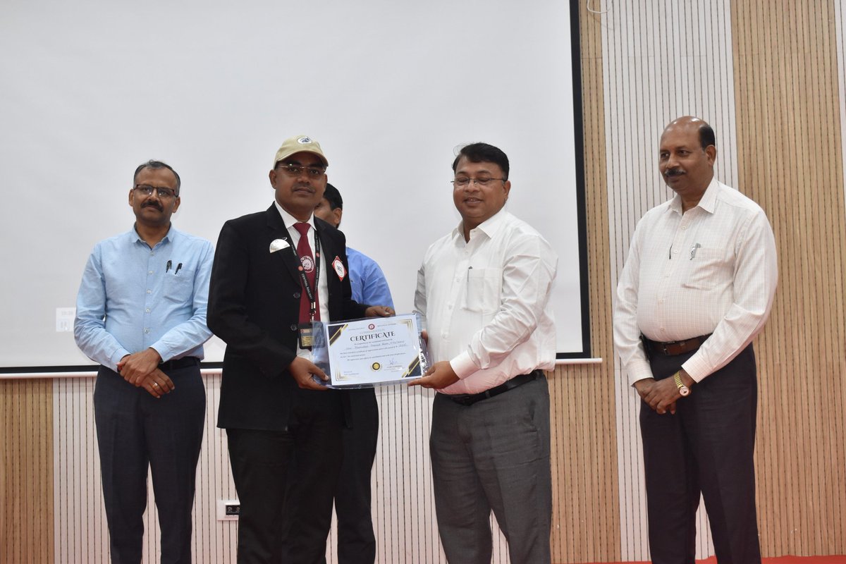 BhusavalDivn's tweet photo. An Excellence Award Ceremony was organised by the Commercial Dept, Bhusaval Division on 30th Oct 2025.
DRM Bhusaval felicitated 150 employees &amp; 3 teams for their outstanding performance, motivating all to continue striving for excellence. https://t.co/twrDqRvR7v