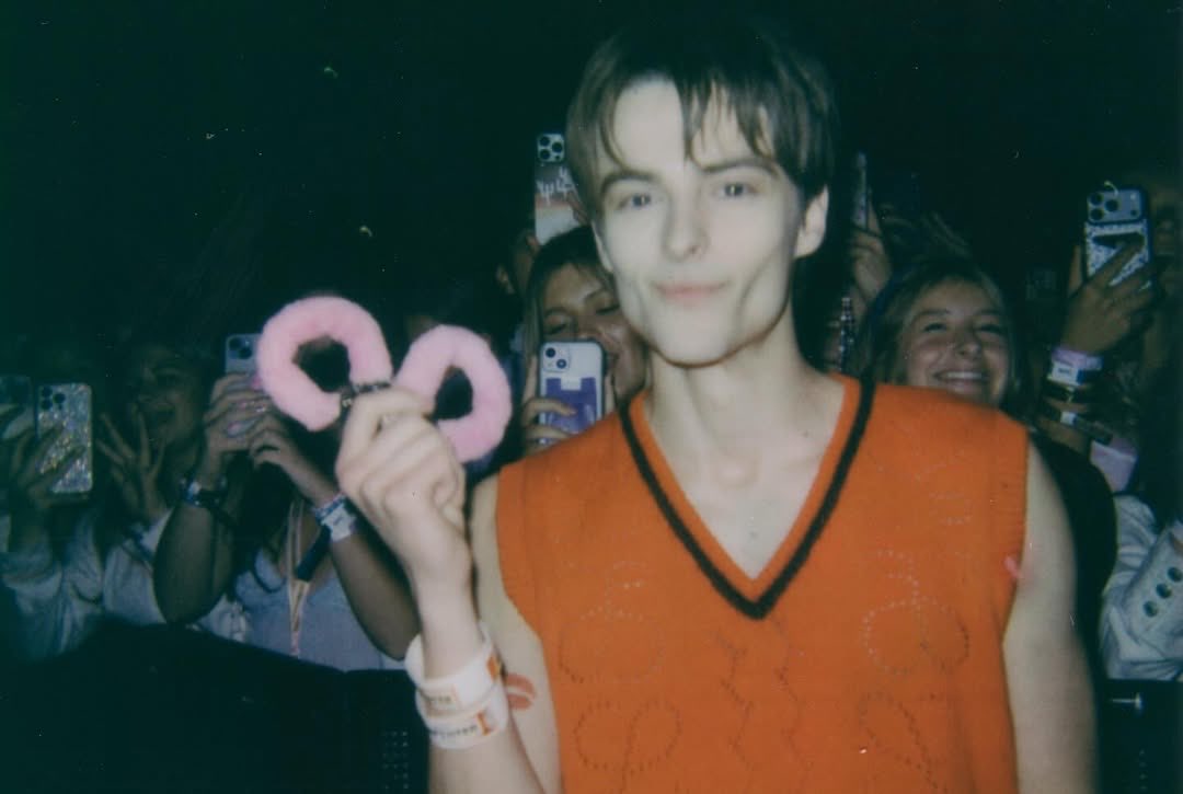 SabrinaAnnJP's tweet image. ＼💋NY公演3日目のサプライズ💋／
#サブリナ・カーペンター が #shortnsweettour ニューヨーク公演（N3）で、ドラマ『ガール・ミーツ・ワールド』で共演していた俳優コーリー・フォーゲルマニスを客席から“逮捕”💫

その夜の“Juno…