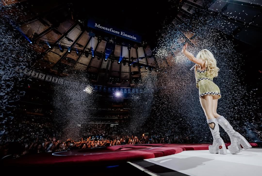 SabrinaAnnJP's tweet image. ＼💋NY公演3日目のサプライズ💋／
#サブリナ・カーペンター が #shortnsweettour ニューヨーク公演（N3）で、ドラマ『ガール・ミーツ・ワールド』で共演していた俳優コーリー・フォーゲルマニスを客席から“逮捕”💫

その夜の“Juno…