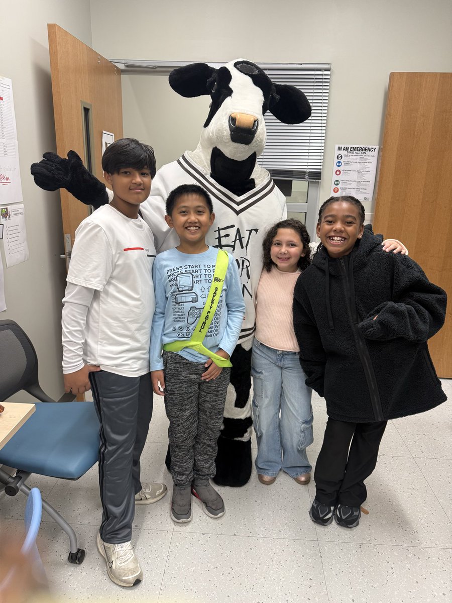 MrsMagillBCPS's tweet photo. Thankful to have our friends from Chick-fil-A join us to celebrate scholars that showed Respect &amp; Responsibility ♥️🙌🏼 @RossvilleElem https://t.co/Ik0e6jKIf7