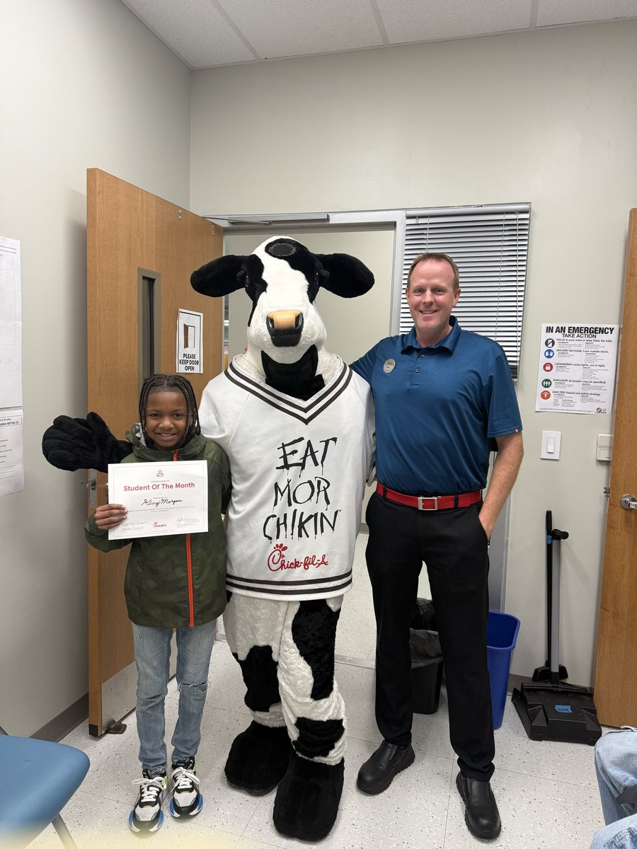 MrsMagillBCPS's tweet photo. Thankful to have our friends from Chick-fil-A join us to celebrate scholars that showed Respect &amp; Responsibility ♥️🙌🏼 @RossvilleElem https://t.co/Ik0e6jKIf7