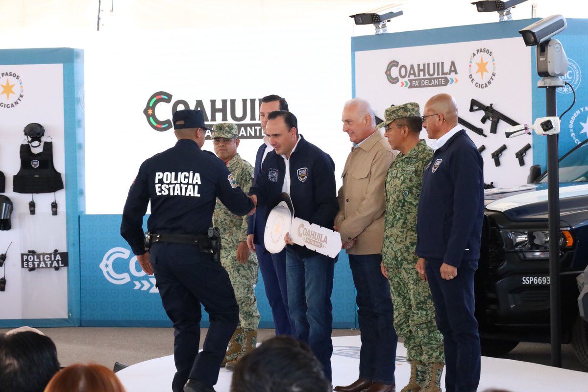 Con una inversión de más de 433 millones de pesos en vehículos tácticos, armas, municiones, uniformes y equipo de inteligencia #COAHUILA fortalece su seguridad.
#CoahuilaPaDelante
#APasosDeGigante