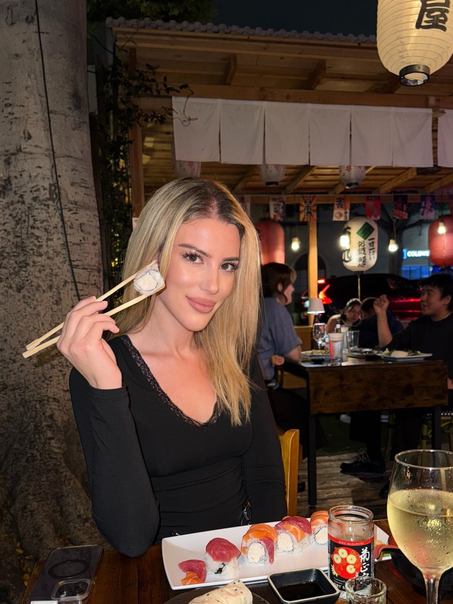 ModelChloeMonet's tweet image. Would you feed me… or let me feed you first?