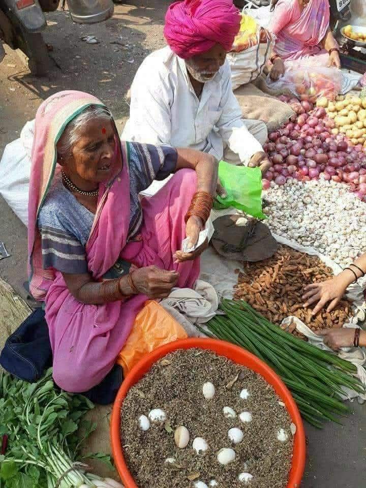 *तुमच्या रोखठोक बोलण्यानं* *एखादं नातं तुटलं तरी* *चालेल...पण मिळमिळीत राहू* *नये. कारण अशानं तुमच्याशी* *कायम असं वागणाऱ्यांचा काळ* *सोकावतो.* 
   🌹🌹 *शुभ सकाळ* 🌹🌹