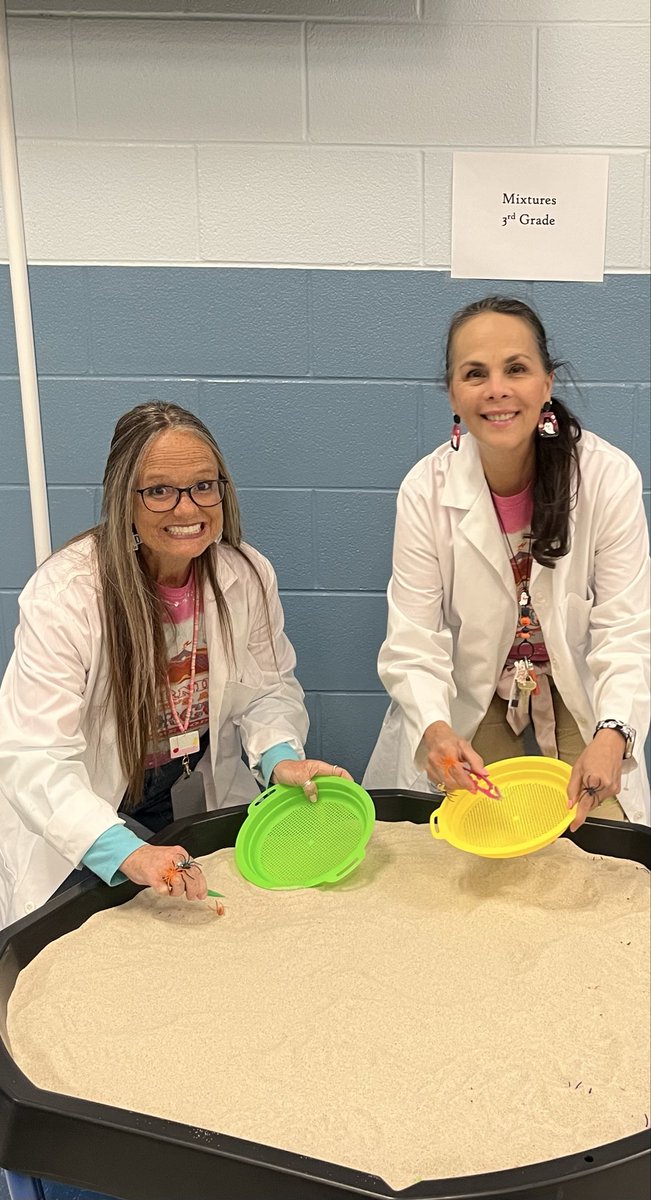 itsMoDrake's tweet image. We had a blast 💥 at 🧪 #SpookyScience night @CCISD @LjMarlins #TrunkOrTreats 🥼🧪👩🏼🔬