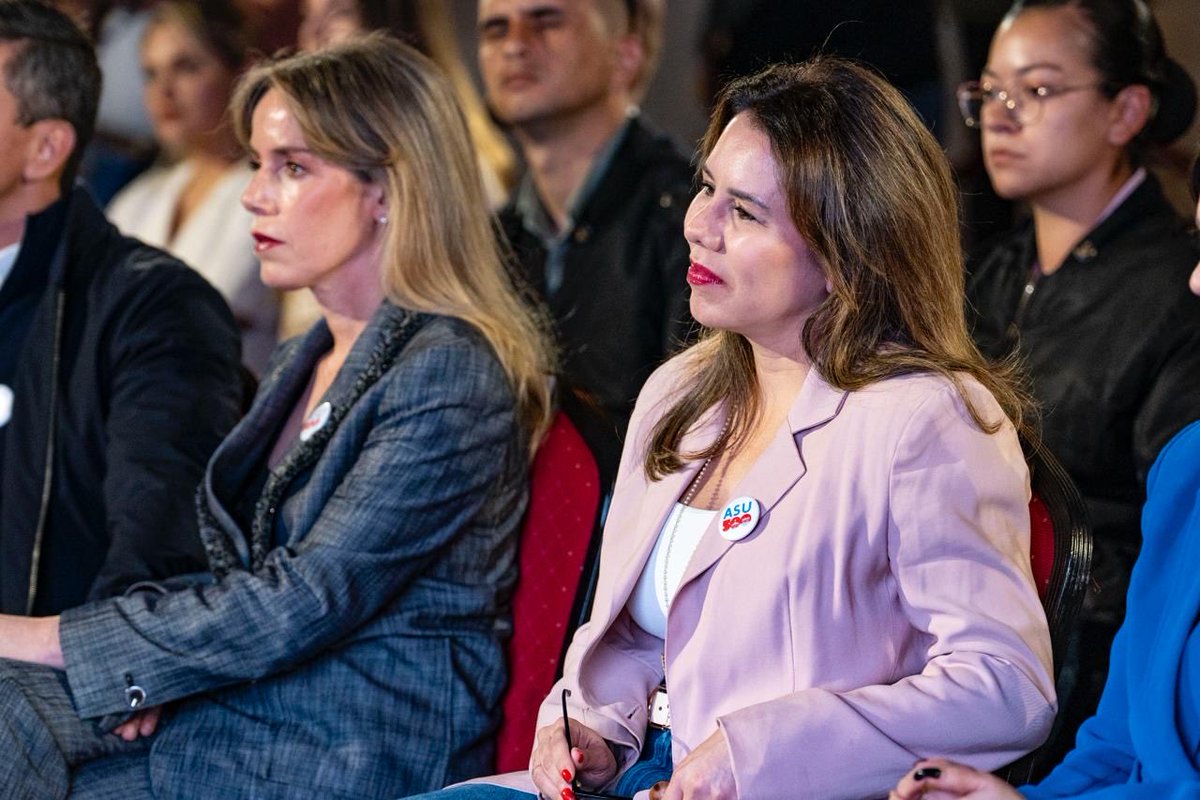 AngieDuartePy's tweet image. 🇵🇾✨ Acompañamos al presidente @SantiPenap y a la Primera Dama  @LetiOcamposP en la inauguración del primer tramo del Proyecto “Centro Brilla”, una iniciativa que transforma el corazón de Asunción con modernas redes eléctricas subterráneas e iluminación LED.
Este proyecto,…