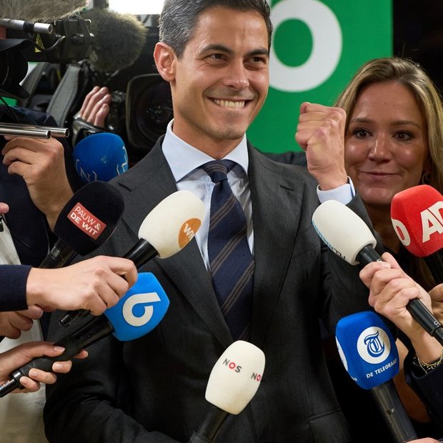 PAÍSES BAJOS: LOS LIBERALES PROGRESISTAS DERROTAN A LA EXTREMA DERECHA

El partido liberal de izquierda D66 se impuso por estrecho margen al ultraderechista Geert Wilders, marcando el fin de dos décadas de dominio conservador y abriendo paso a un gobierno de centroizquierda.

El