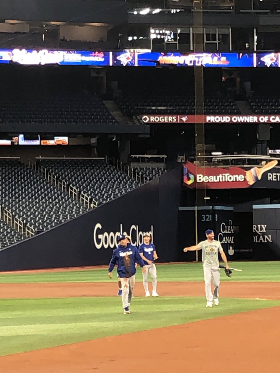 ドジャースのキム選手とベースランニングで競争し、転倒したロバーツ監督⚾️負けられない第6戦を翌日に控えた練習日に一人だけ練習着を汚して苦笑い #WorldSeries