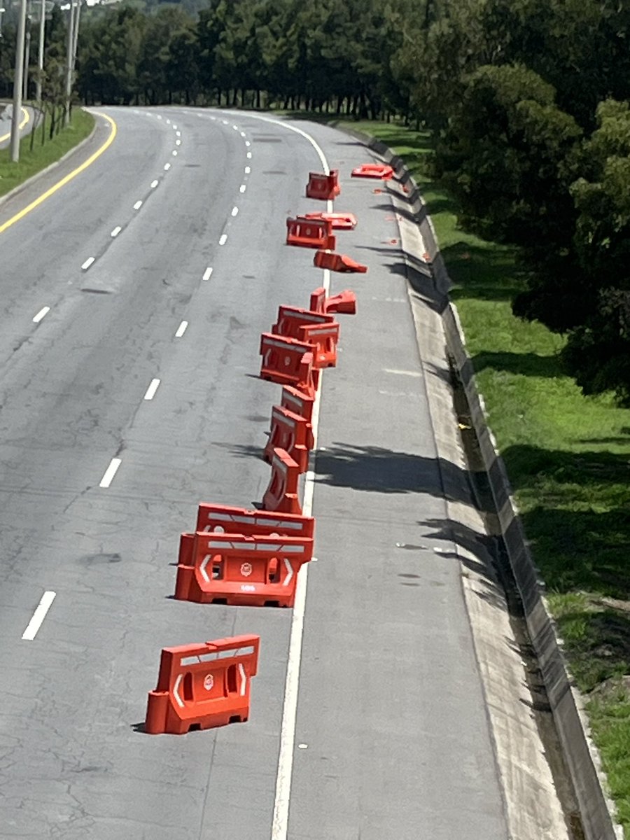 El genio que ideo esta solución a los accidentes en la Ruta Viva se merece unas palmadas en la espalda . . . con cables pelados.