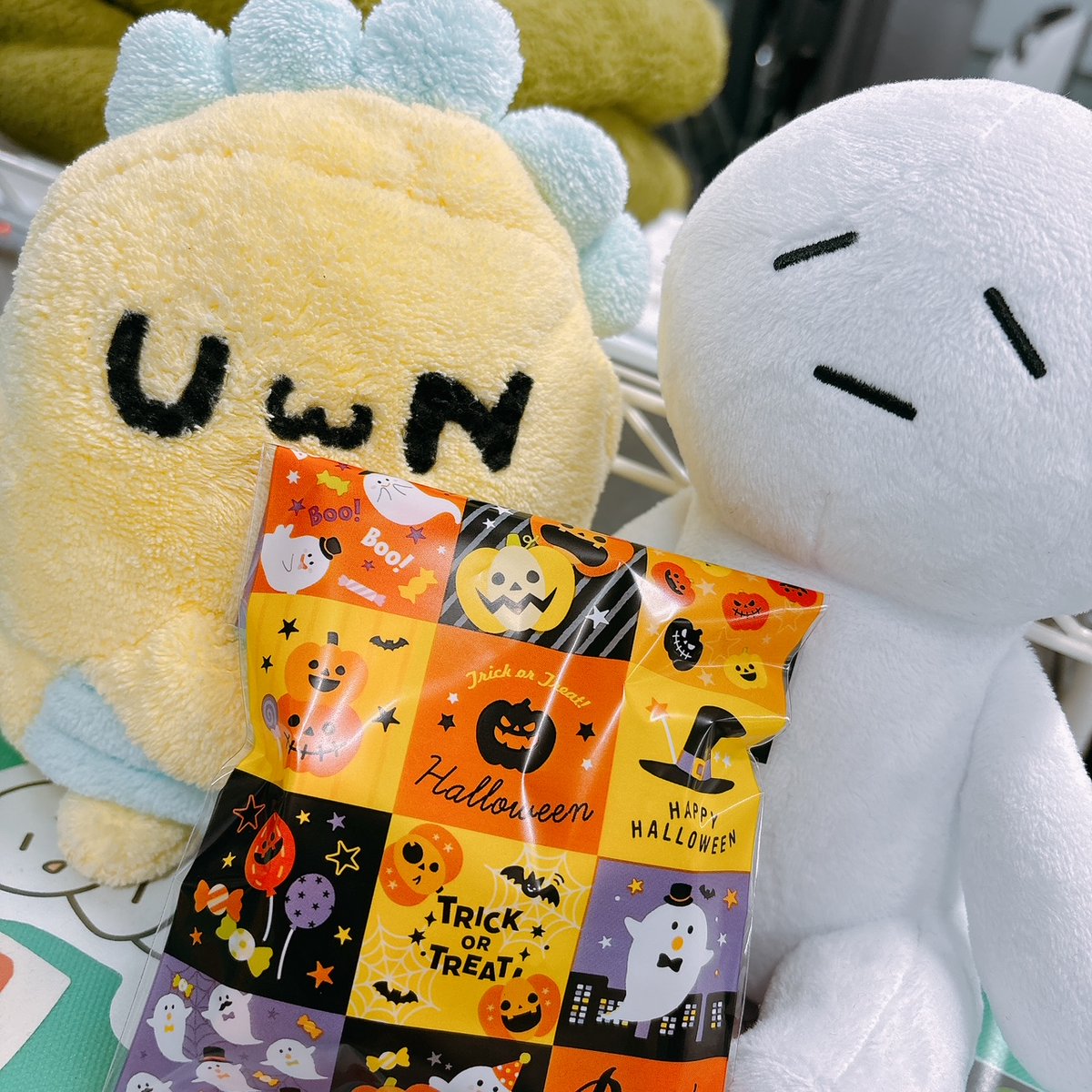 uniform_next's tweet image. おはようございます(｀UωN)
今日の福井の天気は曇り☁です

(∩UωN)∩トリック・オア・トリート～🎃

同じチームのスタッフさんからお菓子をもらってウキウキの二人です🥹朝から元気が出ました✊️

金曜日もがんばるぞい✊️

#企業公式が毎朝地元の天気を言い合う