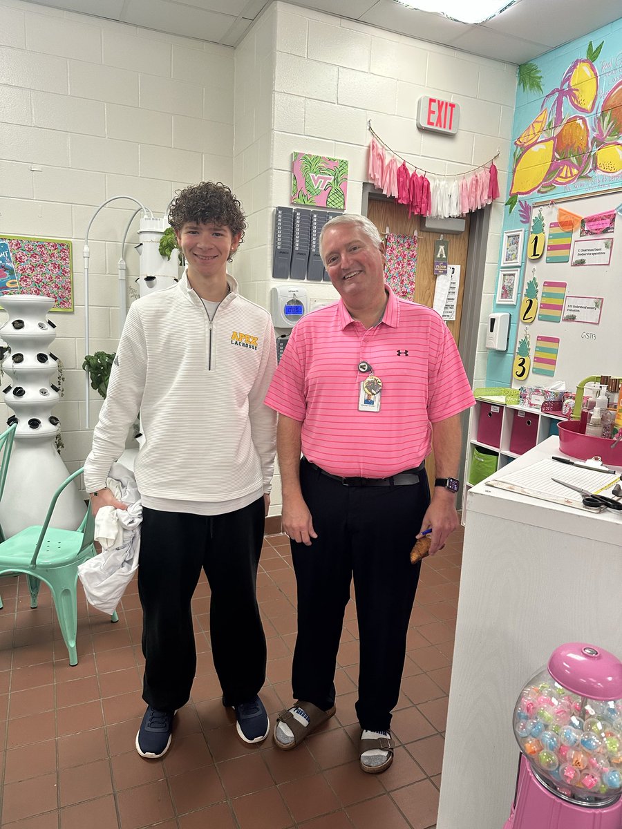 apexculinary's tweet image. Culinary just loves Mr. Holder! A forget lab shoes, so Mr. Holder swapped! 😂